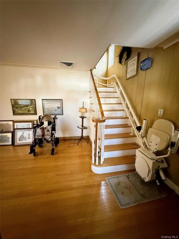 32 Manor Road, North Lynbrook, NY 11563