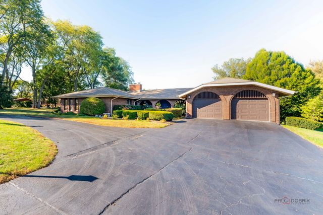 5 Lagoon Drive, Hawthorn Woods, IL 60047