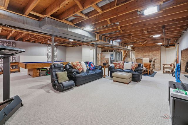 5 Lagoon Drive, Hawthorn Woods, IL 60047