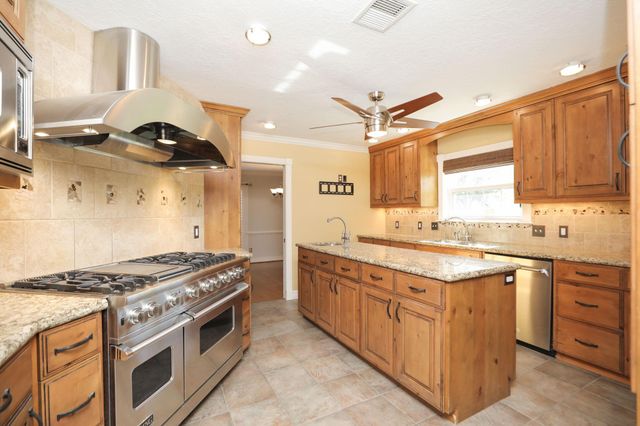 722 Crossroads Drive, Houston, TX 77079