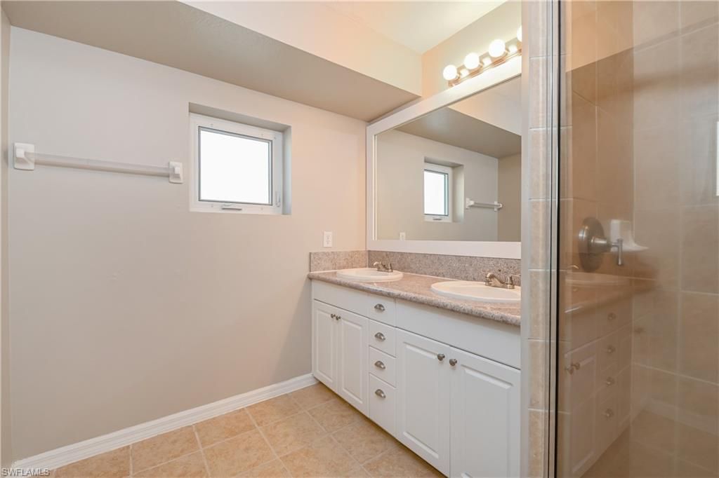 Image 11 of property listing at 600 SW 18th TER, Cape Coral, FL 33991