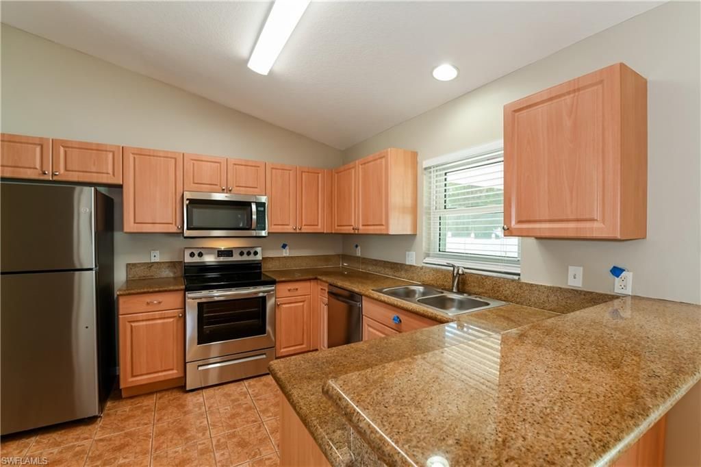 Image 5 of property listing at 600 SW 18th TER, Cape Coral, FL 33991