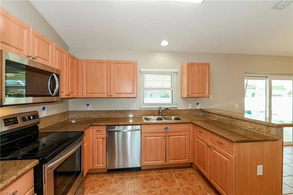 Image 6 of property listing at 600 SW 18th TER, Cape Coral, FL 33991