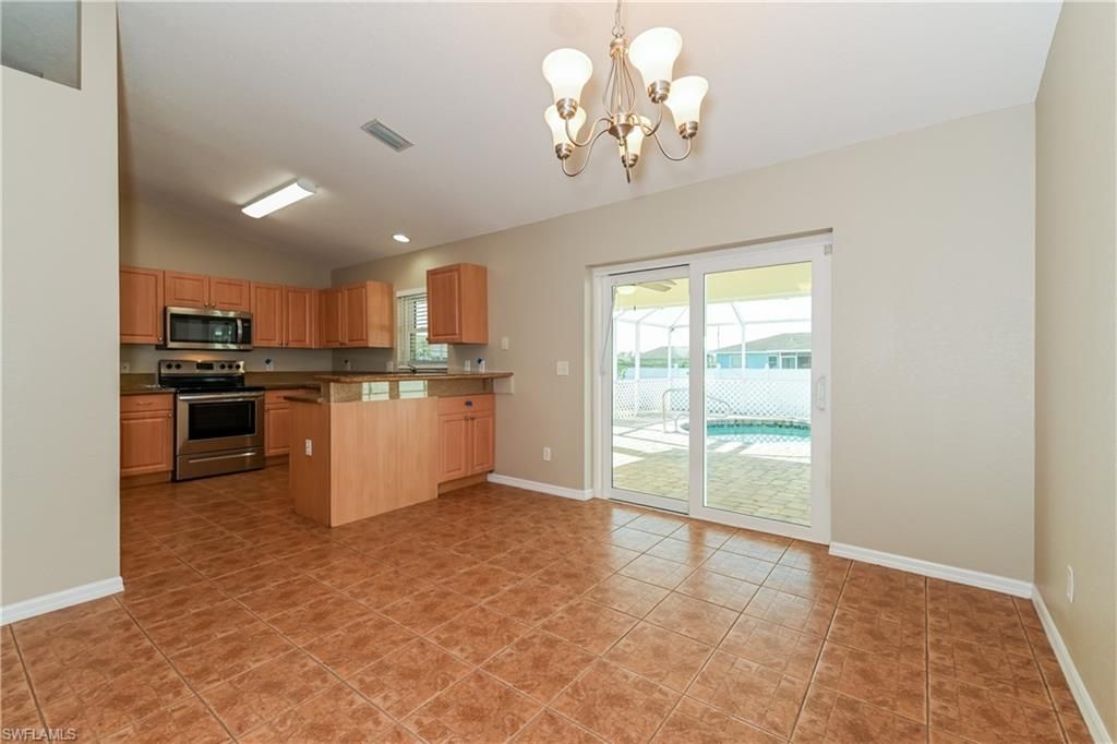 Image 7 of property listing at 600 SW 18th TER, Cape Coral, FL 33991