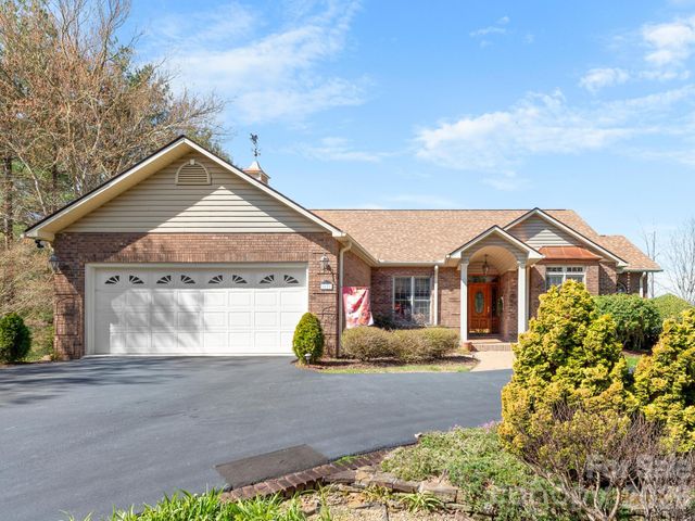 17 Ashton Forest Court, Hendersonville, NC 28739