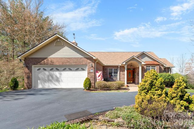 17 Ashton Forest Court, Hendersonville, NC 28739