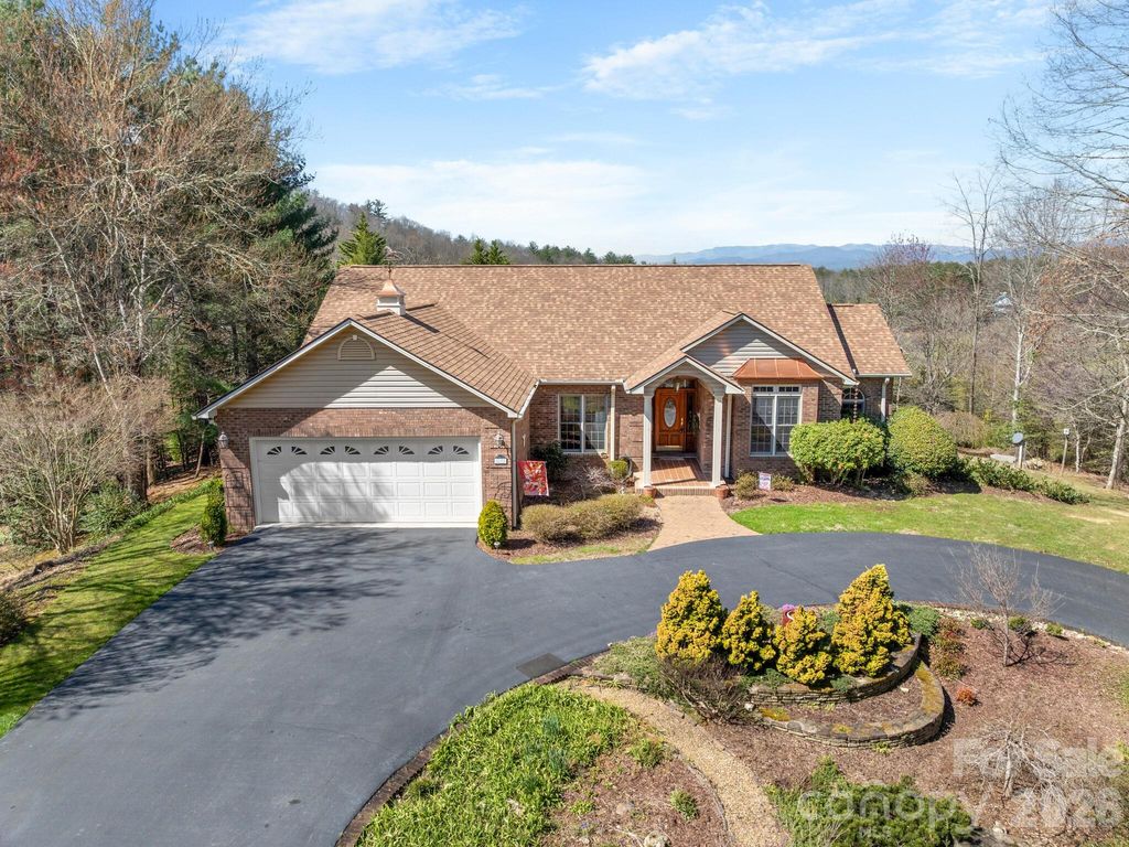 17 Ashton Forest Court, Hendersonville, NC 28739