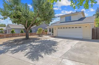 821 W Lark Court, Visalia, CA 93291