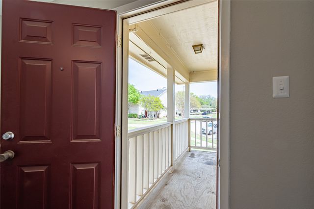 806 Treadwell Court B, Hurst, TX 76053