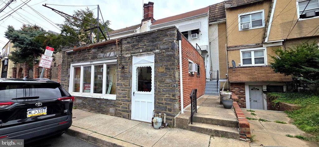251 LONG LN, Upper Darby, PA 19082