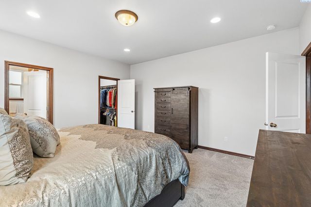 6365 Cobalt Dr, West Richland, WA 99353