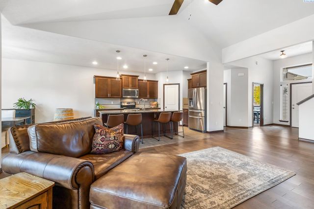 6365 Cobalt Dr, West Richland, WA 99353