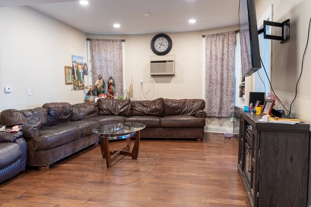 265 Slade Avenue, Elgin, IL 60120