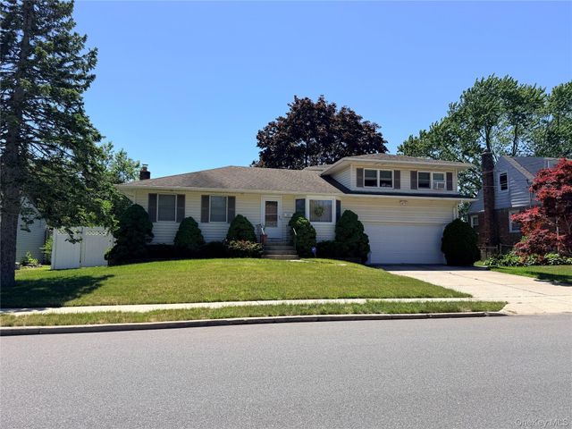 381 N Monroe Avenue, Lindenhurst, NY 11757
