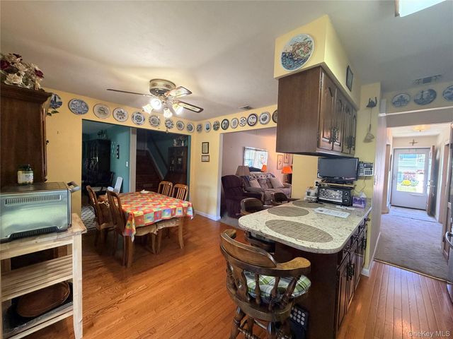 381 N Monroe Avenue, Lindenhurst, NY 11757