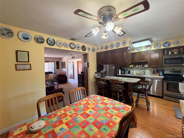 381 N Monroe Avenue, Lindenhurst, NY 11757