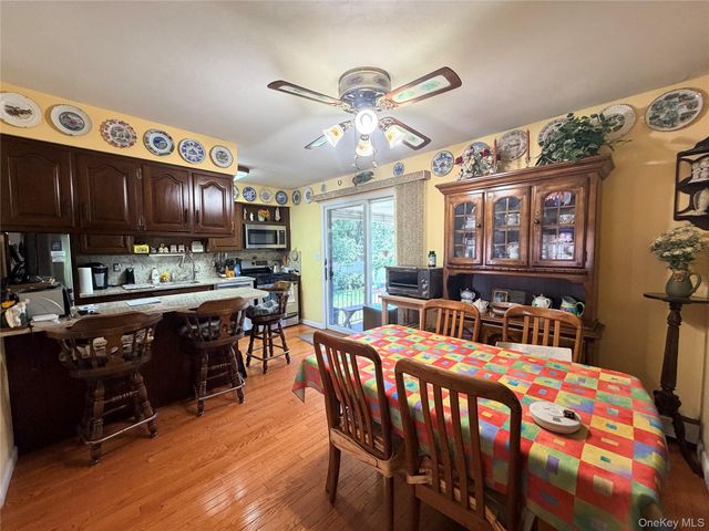 381 N Monroe Avenue, Lindenhurst, NY 11757