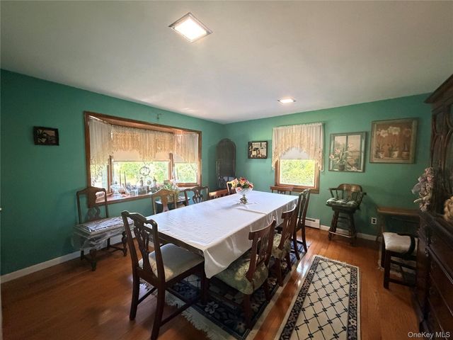 381 N Monroe Avenue, Lindenhurst, NY 11757