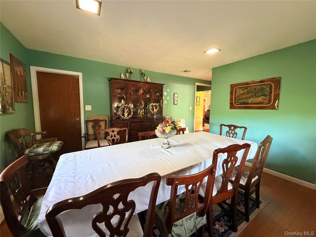 381 N Monroe Avenue, Lindenhurst, NY 11757