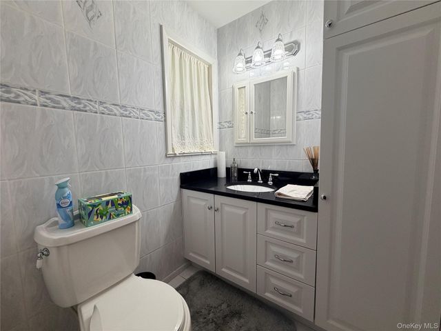 381 N Monroe Avenue, Lindenhurst, NY 11757