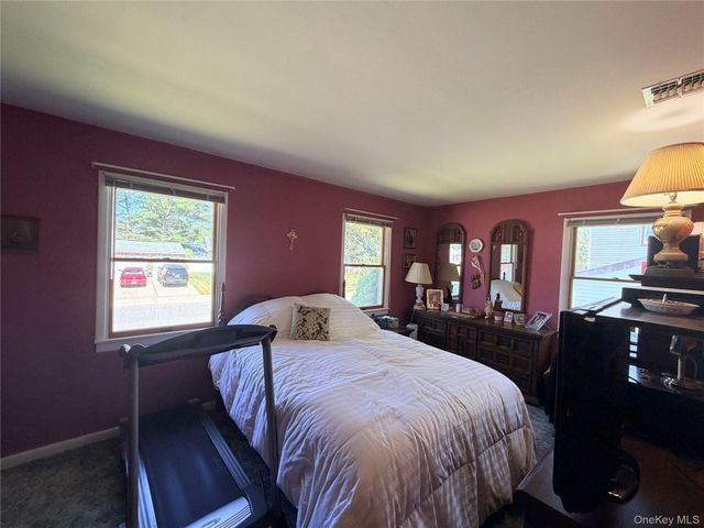 381 N Monroe Avenue, Lindenhurst, NY 11757