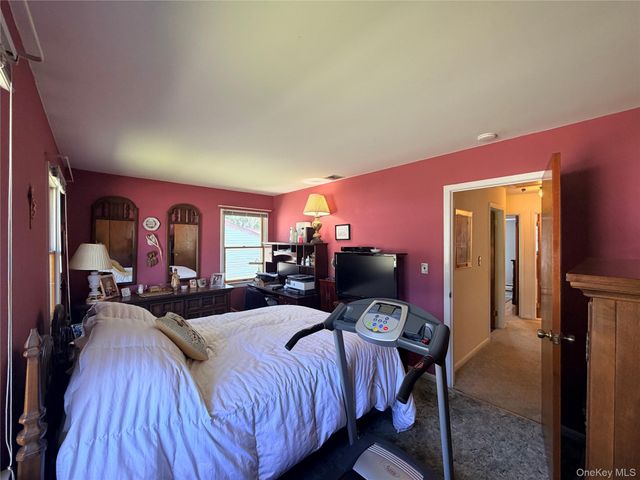 381 N Monroe Avenue, Lindenhurst, NY 11757