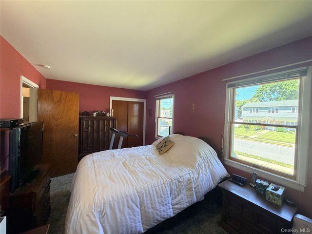 381 N Monroe Avenue, Lindenhurst, NY 11757
