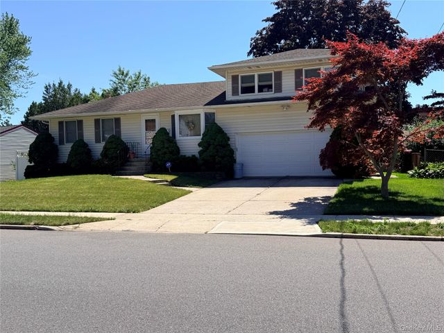381 N Monroe Avenue, Lindenhurst, NY 11757