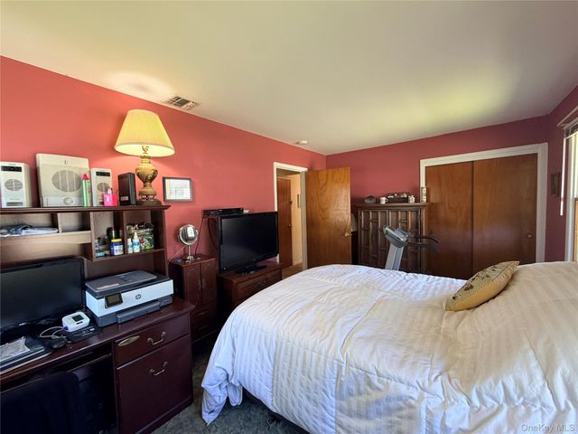 381 N Monroe Avenue, Lindenhurst, NY 11757