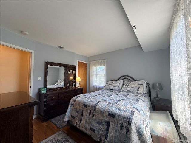 381 N Monroe Avenue, Lindenhurst, NY 11757