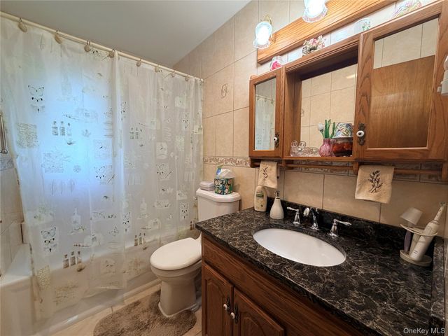 381 N Monroe Avenue, Lindenhurst, NY 11757