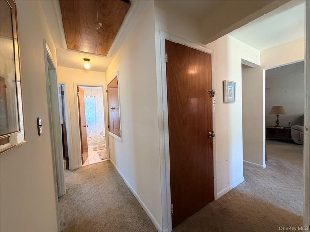 381 N Monroe Avenue, Lindenhurst, NY 11757