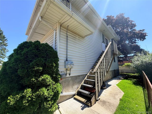 381 N Monroe Avenue, Lindenhurst, NY 11757