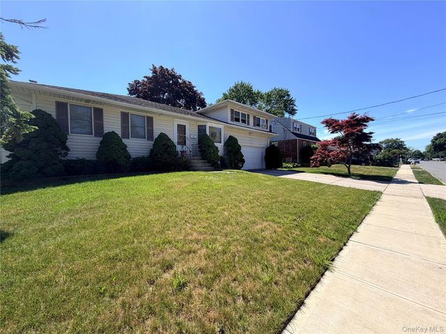 381 N Monroe Avenue, Lindenhurst, NY 11757