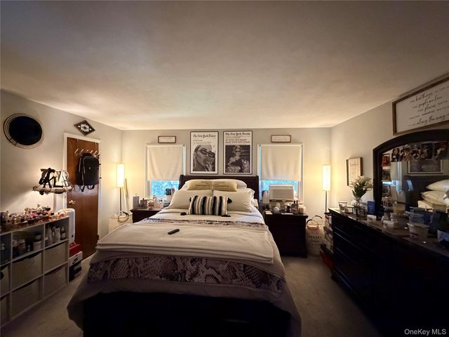 381 N Monroe Avenue, Lindenhurst, NY 11757