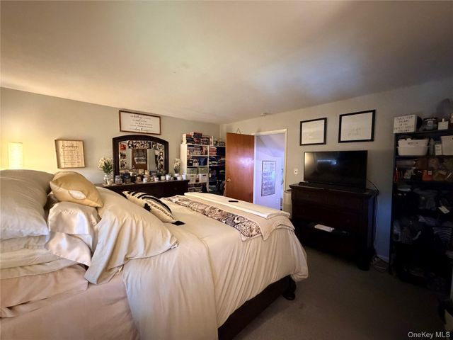 381 N Monroe Avenue, Lindenhurst, NY 11757