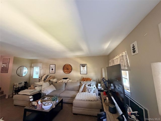 381 N Monroe Avenue, Lindenhurst, NY 11757