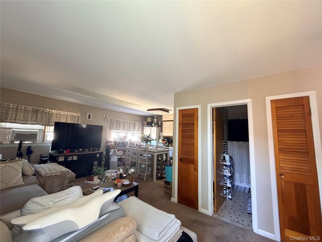 381 N Monroe Avenue, Lindenhurst, NY 11757