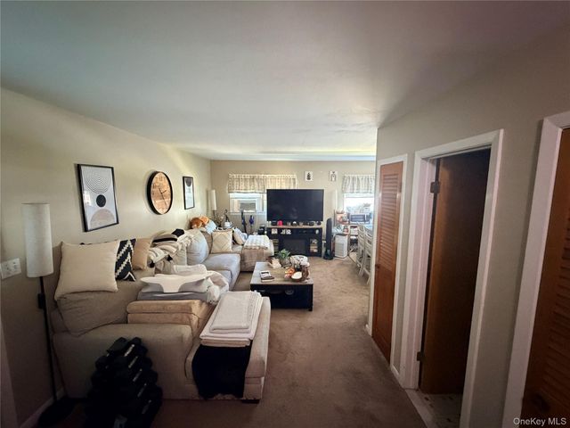 381 N Monroe Avenue, Lindenhurst, NY 11757
