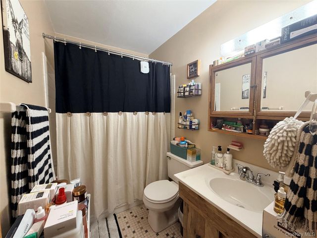 381 N Monroe Avenue, Lindenhurst, NY 11757