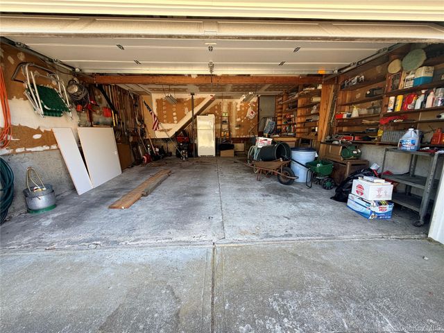 381 N Monroe Avenue, Lindenhurst, NY 11757