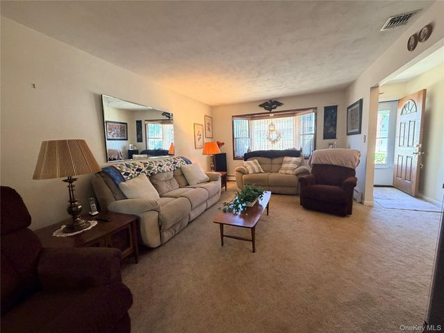 381 N Monroe Avenue, Lindenhurst, NY 11757