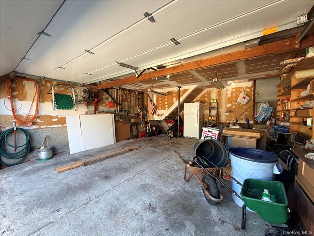 381 N Monroe Avenue, Lindenhurst, NY 11757
