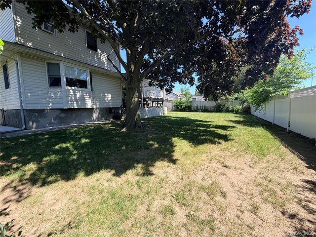 381 N Monroe Avenue, Lindenhurst, NY 11757