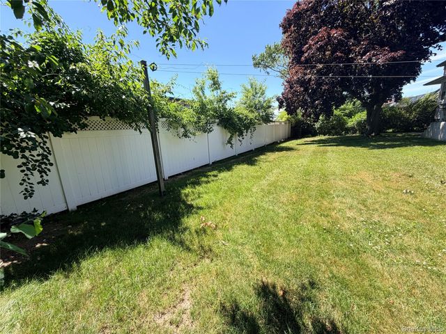 381 N Monroe Avenue, Lindenhurst, NY 11757