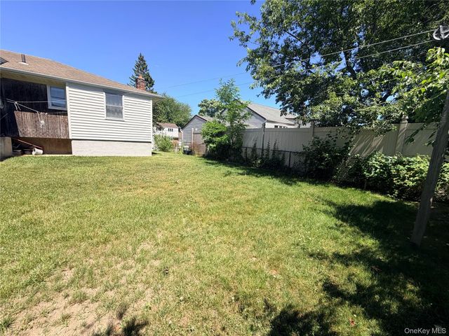 381 N Monroe Avenue, Lindenhurst, NY 11757