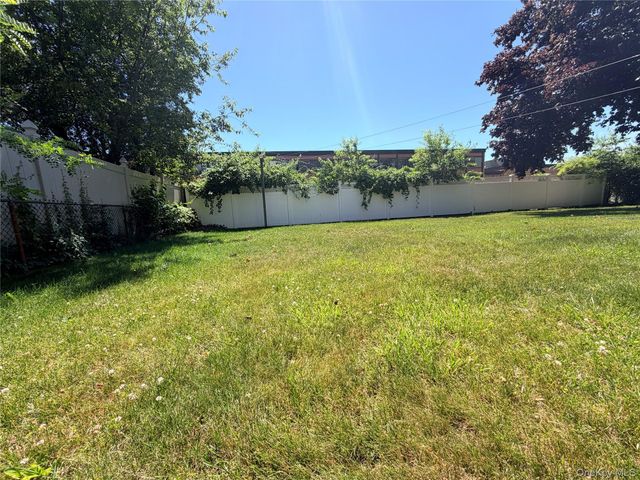 381 N Monroe Avenue, Lindenhurst, NY 11757