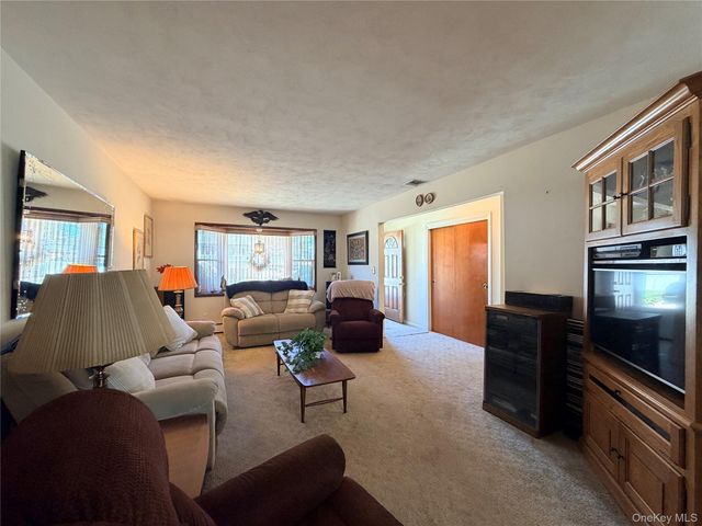 381 N Monroe Avenue, Lindenhurst, NY 11757