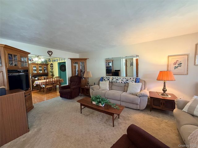 381 N Monroe Avenue, Lindenhurst, NY 11757