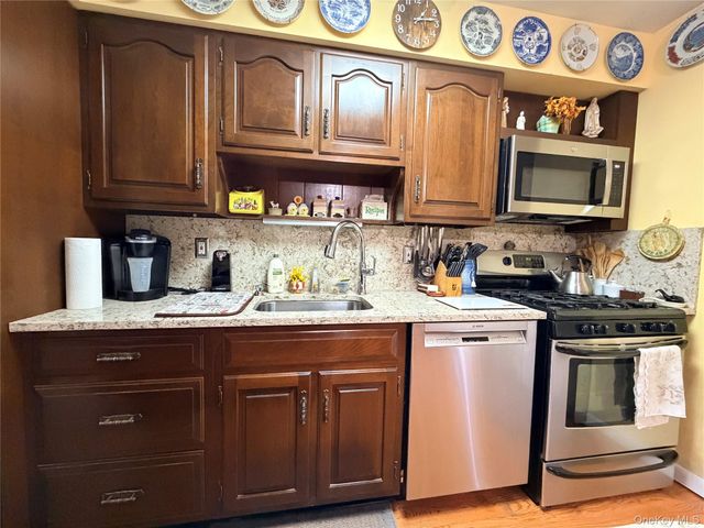 381 N Monroe Avenue, Lindenhurst, NY 11757